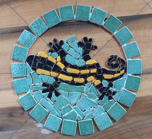 Table en mosaïque motif margouillat et cercles en Emaux de Briare Harmonie